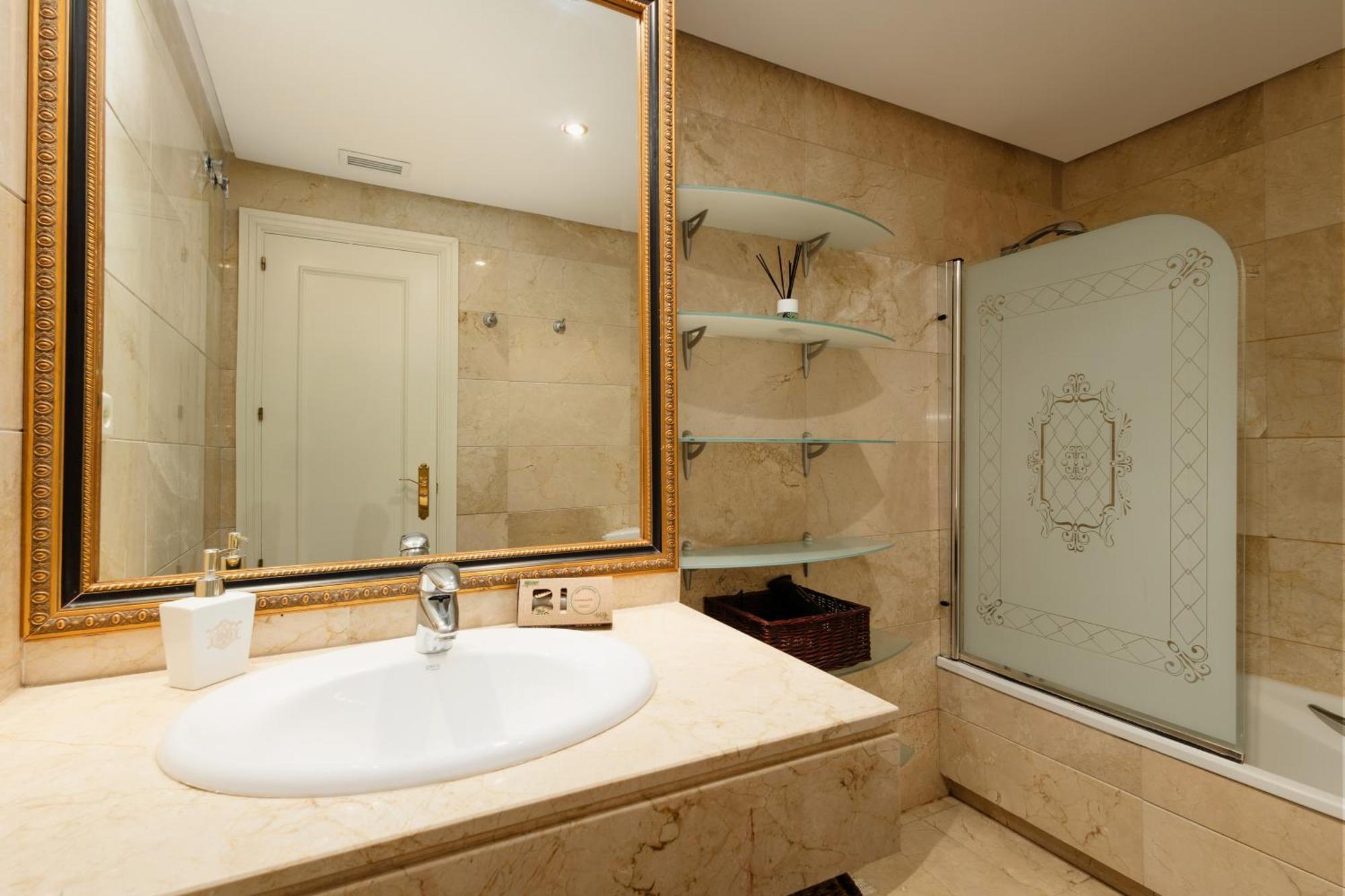 Ground Floor Holiday Apartment With Terrace And Pool In Puerto Banus, Marbella Exterior foto